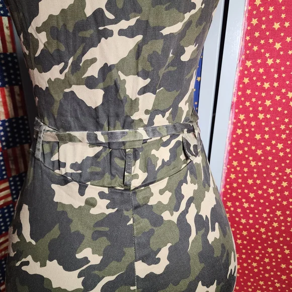 **Sleeveless Camouflage Zip-Front Jumpsuit in Green Camo** - Picture 8 of 13